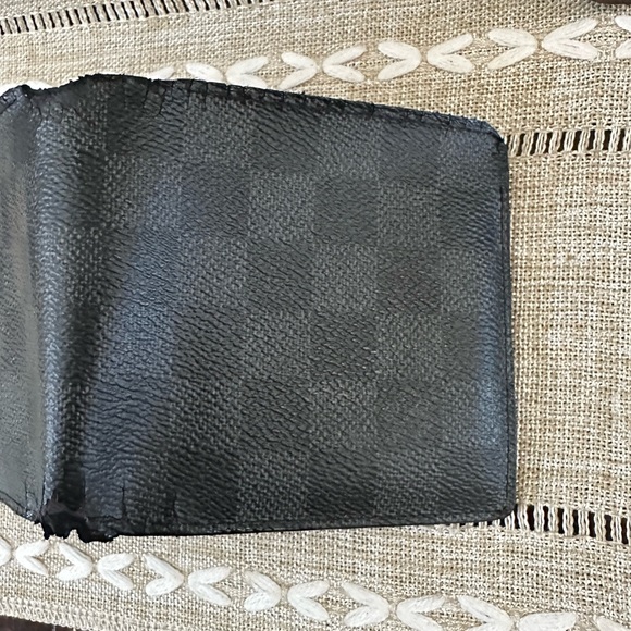 LOUIS VUITTON
Damier Graphite Slender Wallet - Picture 4 of 17